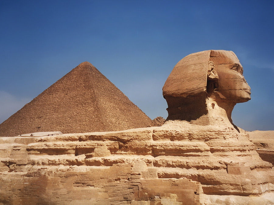 Gizeh - Sfinx De Sfinx met op de achtergrond de piramide van Cheops. De sfinx is 57m lang en 20m hoog. Stefan Cruysberghs